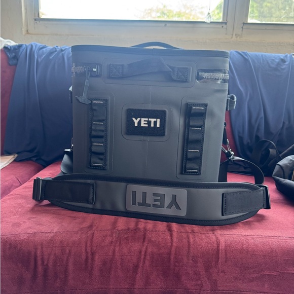 YETI Black and Gray Hopper 12 (Soft Cooler) - Picture 1 of 6
